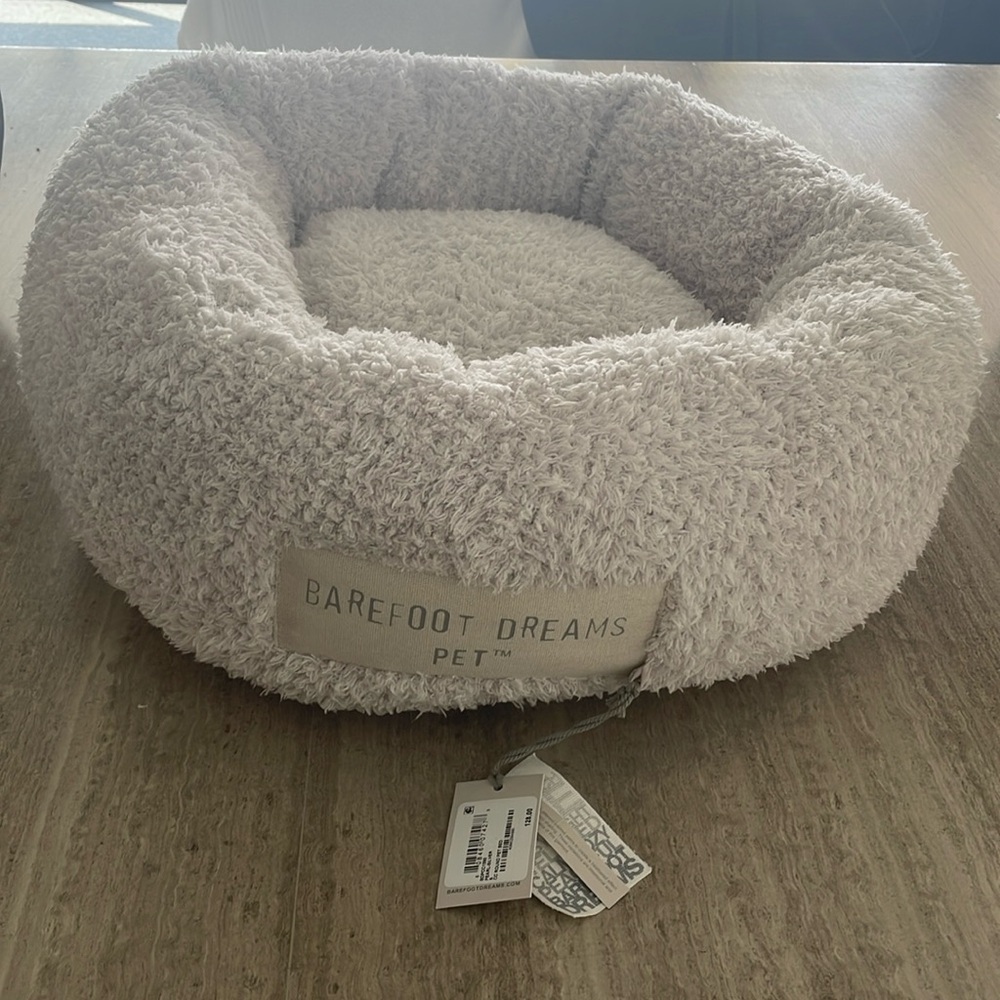 Barefoot dreams cat or small dog bed. New with tags.  Never used! My cat said NO